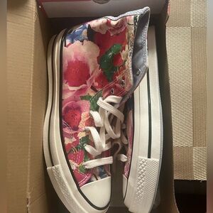 New in box Women’s Converse Floral Hi Top Sz 7